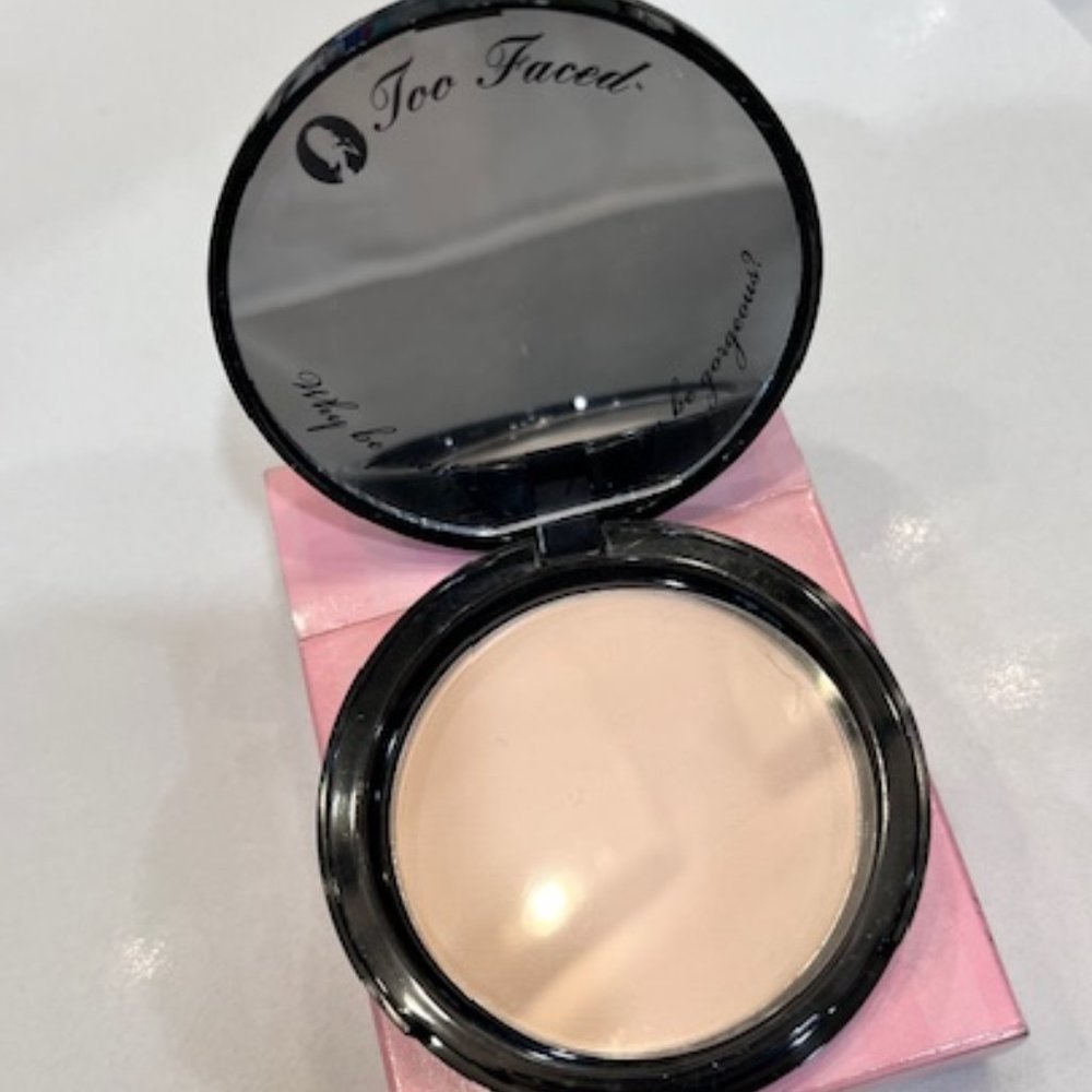 Too Faced Absolutely Invisible Translucent Pressed Powder - Picture 3 of 5
